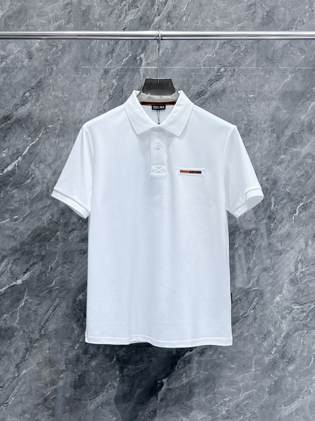 NO:119804,New spring products, Jenia 2025ss summer new letter logo men's lapel Polo shirt!  Classic business men's style, high-end men's style at the ceiling level of business men's style!  Simple, fashionable and elegant, single-wearing inner wear is decent, quality control/detail control takes away, low-key, luxurious and connotative!  Customer-supplied fixed mesh flooring cotton cloth is carefully made, the surface of the fabric is evenly arranged and neatly arranged, with excellent breathability and heat dissipation and sweat resistance, and the comfort level of the upper body is completely better than that of ordinary single-sided sweat cloth tissue!  The classic brand LOGO logo on the chest is created with top-level craftsmanship. The LOGO has three-dimensional, clear and full texture, and is an extraordinary product in the classic field whether it is inner wear or single wear!  The exquisite cutting process, the processing of every detail is very standard and delicate, and it is comparable to that of ordinary LOW products on the market. Men must enter the basic versatile Polo shirts!  Multi-color Size M-4xl, zegna,alexander wang19860909开春新品 杰尼亚 2025ss夏季新款字母logo男士翻领Polo衫！经典商务男款,高端男装的天花板级别的商务男款！简约时尚大气不失优雅,单穿内搭体面过人,品质控/细节控的闭眼带走,低调又奢华有内涵！ 客供定织网眼珠地棉布精心制成,面料表面排列均匀整齐的网眼纹理,透气性和散热排汗性极佳,上身舒适程度完全优于普通单面汗布组织！胸前经典的品牌LOGO标识,采用顶级工艺打造,LOGO立体清晰饱满,质感非凡的特质,无论是内搭还是单穿都是一款经典领域的产品！精妙绝伦的裁剪工艺,每一个细节处理的非常标准细腻,非市面一般LOW货可以媲美的,男士必入基础百搭款Polo衫推荐！ 颜色多颜色 尺码M-4xl,,zegna,alexander wang,Men's clothing