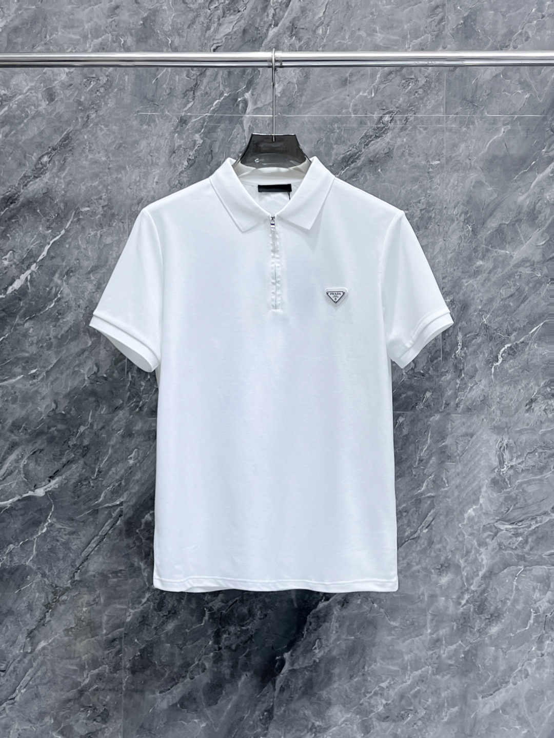 NO:119806,New spring products Prada 2025ss summer new letter logo men's lapel Polo shirt!  Classic business men's style, high-end men's style at the ceiling level of business men's style!  Simple, fashionable and elegant, single-wearing inner wear is decent, quality control/detail control takes away, low-key, luxurious and connotative!  Customer-supplied fixed mesh flooring cotton cloth is carefully made, the surface of the fabric is evenly arranged and neatly arranged, with excellent breathability and heat dissipation and sweat resistance, and the comfort level of the upper body is completely better than that of ordinary single-sided sweat cloth tissue!  The classic brand LOGO logo on the chest is created with top-level craftsmanship. The LOGO has three-dimensional, clear and full texture, and is an extraordinary product in the classic field whether it is inner wear or single wear!  The exquisite cutting process, the processing of every detail is very standard and delicate, and it is comparable to that of ordinary LOW products on the market. Men must enter the basic versatile Polo shirts!  Multi-color Size M-4xl, prada, alexander wang19860909开春新品 普拉达 2025ss夏季新款字母logo男士翻领Polo衫！经典商务男款,高端男装的天花板级别的商务男款！简约时尚大气不失优雅,单穿内搭体面过人,品质控/细节控的闭眼带走,低调又奢华有内涵！ 客供定织网眼珠地棉布精心制成,面料表面排列均匀整齐的网眼纹理,透气性和散热排汗性极佳,上身舒适程度完全优于普通单面汗布组织！胸前经典的品牌LOGO标识,采用顶级工艺打造,LOGO立体清晰饱满,质感非凡的特质,无论是内搭还是单穿都是一款经典领域的产品！精妙绝伦的裁剪工艺,每一个细节处理的非常标准细腻,非市面一般LOW货可以媲美的,男士必入基础百搭款Polo衫推荐！ 颜色多颜色 尺码M-4xl,,prada,alexander wang,Men's clothing