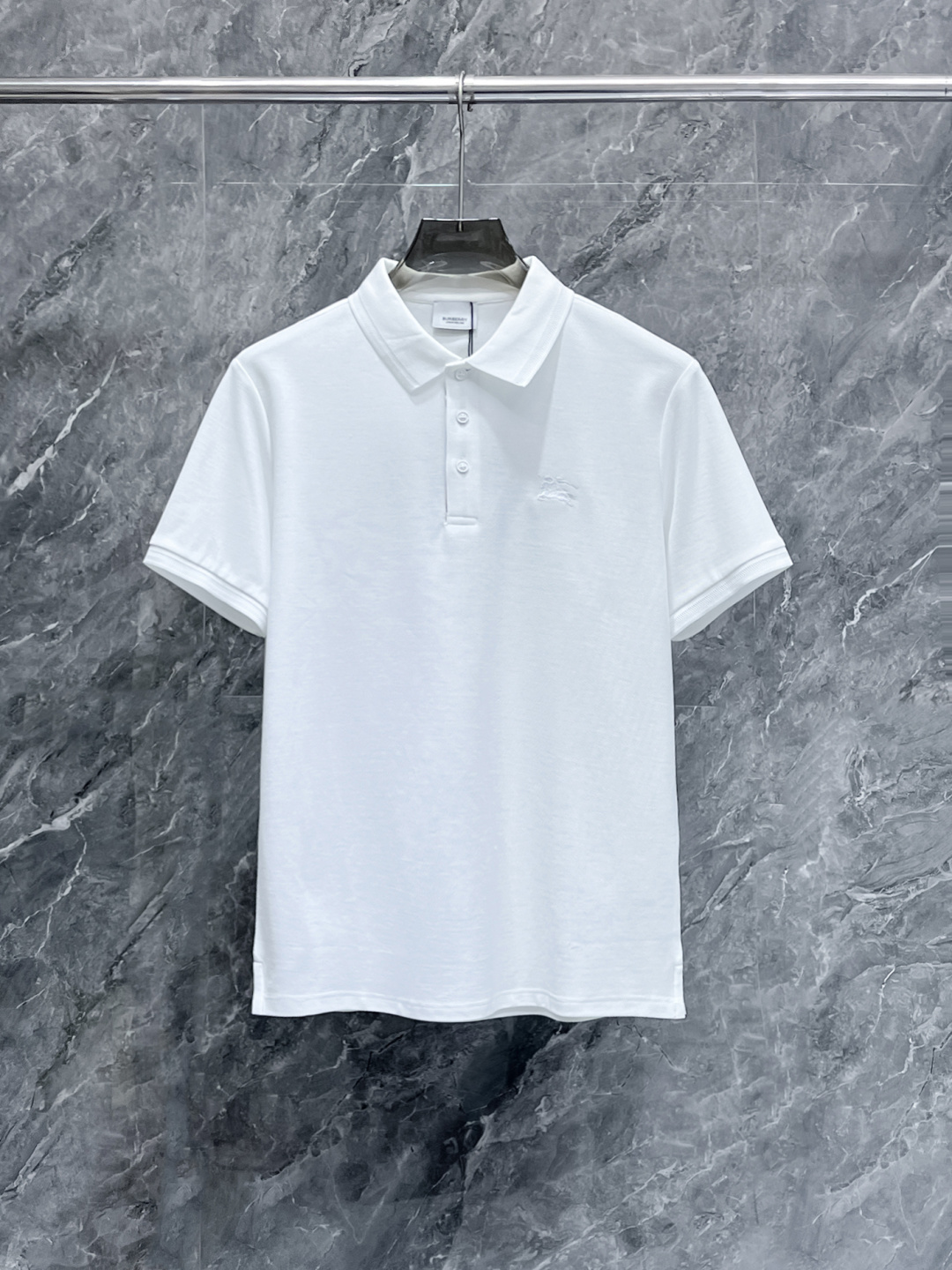 NO:119114,New spring products Burberry 2025ss summer new letter logo men's lapel Polo shirt!  Classic business men's style, high-end men's style at the ceiling level of business men's style!  Simple, fashionable and elegant, single-wearing inner wear is decent, quality control/detail control takes away, low-key, luxurious and connotative!  Customer-supplied fixed mesh flooring cotton cloth is carefully made, the surface of the fabric is evenly arranged and neatly arranged, with excellent breathability and heat dissipation and sweat resistance, and the comfort level of the upper body is completely better than that of ordinary single-sided sweat cloth tissue!  The classic brand LOGO logo on the chest is created with top-level craftsmanship. The LOGO has three-dimensional, clear and full texture, and is an extraordinary product in the classic field whether it is inner wear or single wear!  The exquisite cutting process, the processing of every detail is very standard and delicate, and it is comparable to that of ordinary LOW products on the market. Men must enter the basic versatile Polo shirts!  Multi-color Size M-4xl, Burberry, Alexander wang19860909开春新品 巴宝莉 2025ss夏季新款字母logo男士翻领Polo衫！经典商务男款,高端男装的天花板级别的商务男款！简约时尚大气不失优雅,单穿内搭体面过人,品质控/细节控的闭眼带走,低调又奢华有内涵！ 客供定织网眼珠地棉布精心制成,面料表面排列均匀整齐的网眼纹理,透气性和散热排汗性极佳,上身舒适程度完全优于普通单面汗布组织！胸前经典的品牌LOGO标识,采用顶级工艺打造,LOGO立体清晰饱满,质感非凡的特质,无论是内搭还是单穿都是一款经典领域的产品！精妙绝伦的裁剪工艺,每一个细节处理的非常标准细腻,非市面一般LOW货可以媲美的,男士必入基础百搭款Polo衫推荐！ 颜色多颜色 尺码M-4xl,,burberry,alexander wang,Men's clothing