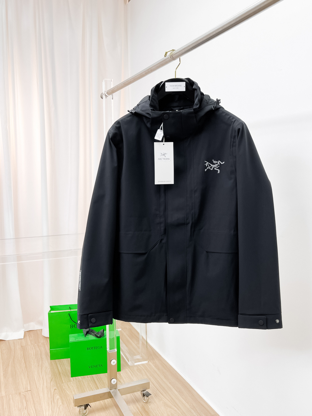 NO:124804,New products for spring, Archaeopteryx, new light and hard shell jacket, versatile outdoor style for men and women, using original GORE-TEX technology fabric, all details and accessories are synchronized, gtx material is tightly protected from wind!  It is not easy to get dirty, and it is worry-free to take care of it!  This style is very good, with a large front piece and a pocket glue-pressure design. The workmanship is quite neat. You can't find a thread splicing, and it looks very high-end and high-end. It is equipped with original pull-outs and has an adjustment buckle on the hem, which is convenient for adjustment!  Size L-4xl,arc'teryx,alexander wang19860909开春新品 始祖鸟 新款轻薄硬壳冲锋衣 百搭户外男女同款 采用原厂GORE-TEX科技面料 细节辅料全部同步gtx材质严密防风！不易脏污,打理起来也很省心！这款版型上身很赞,大身前片,口袋压胶设计,做工相当工整,找不到一丝线头拼接,看上去就很高端上档次,客供原版拉头,下摆也有调节扣,方便调节！ 尺码L-4xl,arc'teryx,alexander wang,Men's clothing