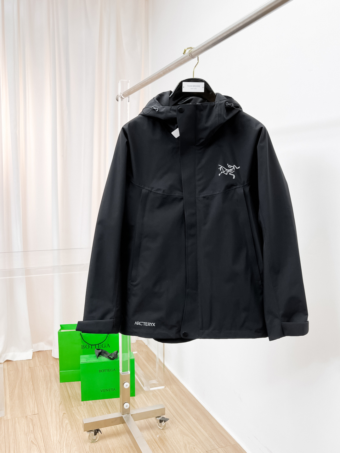 NO:124800,New products for spring, Archaeopteryx, new light and hard shell jacket, versatile outdoor style for men and women, using original GORE-TEX technology fabric, all details and accessories are synchronized, gtx material is tightly protected from wind!  It is not easy to get dirty, and it is worry-free to take care of it!  This style is very good, with a large front piece and a pocket glue-pressure design. The workmanship is quite neat. You can't find a thread splicing, and it looks very high-end and high-end. It is equipped with original pull-outs and has an adjustment buckle on the hem, which is convenient for adjustment!  Size L-4xl,arc'teryx,alexander wang19860909开春新品 始祖鸟 新款轻薄硬壳冲锋衣 百搭户外男女同款 采用原厂GORE-TEX科技面料 细节辅料全部同步gtx材质严密防风！不易脏污,打理起来也很省心！这款版型上身很赞,大身前片,口袋压胶设计,做工相当工整,找不到一丝线头拼接,看上去就很高端上档次,客供原版拉头,下摆也有调节扣,方便调节！ 尺码L-4xl,arc'teryx,alexander wang,Men's clothing