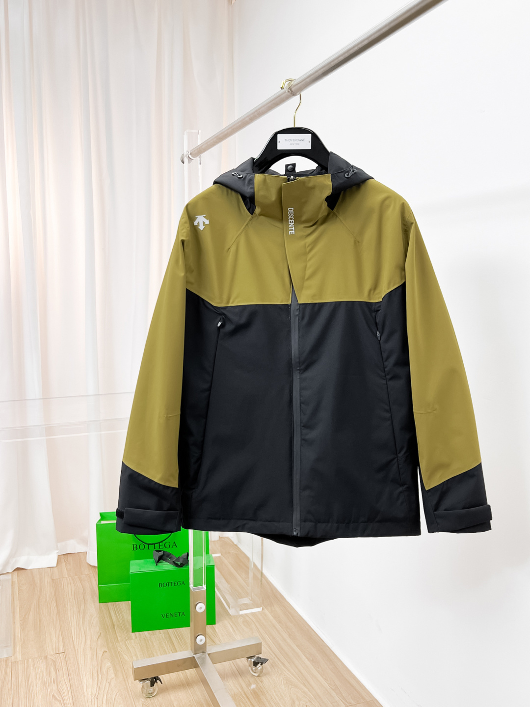 NO:124817,New spring products, DiSant, new light and hard shell jacket, versatile outdoor style for men and women, using original GORE-TEX technology fabric, all details and accessories are synchronized, and the gtx material is tightly protected from wind!  It is not easy to get dirty, and it is worry-free to take care of it!  This style is very good, with a large front piece and a pocket glue-pressure design. The workmanship is quite neat. You can't find a thread splicing, and it looks very high-end and high-end. It is equipped with original pull-outs and has an adjustment buckle on the hem, which is convenient for adjustment!  Size L-4XL, alexander wang19860909开春新品 迪桑特 新款轻薄硬壳冲锋衣 百搭户外男女同款 采用原厂GORE-TEX科技面料 细节辅料全部同步gtx材质严密防风！不易脏污,打理起来也很省心！这款版型上身很赞,大身前片,口袋压胶设计,做工相当工整,找不到一丝线头拼接,看上去就很高端上档次,客供原版拉头,下摆也有调节扣,方便调节！ 尺码L-4XL,,alexander wang,Men's clothing