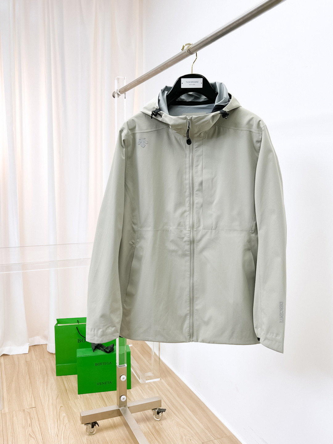 NO:124815,New spring products, DiSant, new light and hard shell jacket, versatile outdoor style for men and women, using original GORE-TEX technology fabric, all details and accessories are synchronized, and the gtx material is tightly protected from wind!  It is not easy to get dirty, and it is worry-free to take care of it!  This style is very good, with a large front piece and a pocket glue-pressure design. The workmanship is quite neat. You can't find a thread splicing, and it looks very high-end and high-end. It is equipped with original pull-outs and has an adjustment buckle on the hem, which is convenient for adjustment!  Size M-3XL, alexander wang19860909开春新品 迪桑特 新款轻薄硬壳冲锋衣 百搭户外男女同款 采用原厂GORE-TEX科技面料 细节辅料全部同步gtx材质严密防风！不易脏污,打理起来也很省心！这款版型上身很赞,大身前片,口袋压胶设计,做工相当工整,找不到一丝线头拼接,看上去就很高端上档次,客供原版拉头,下摆也有调节扣,方便调节！ 尺码M-3XL,,alexander wang,Men's clothing