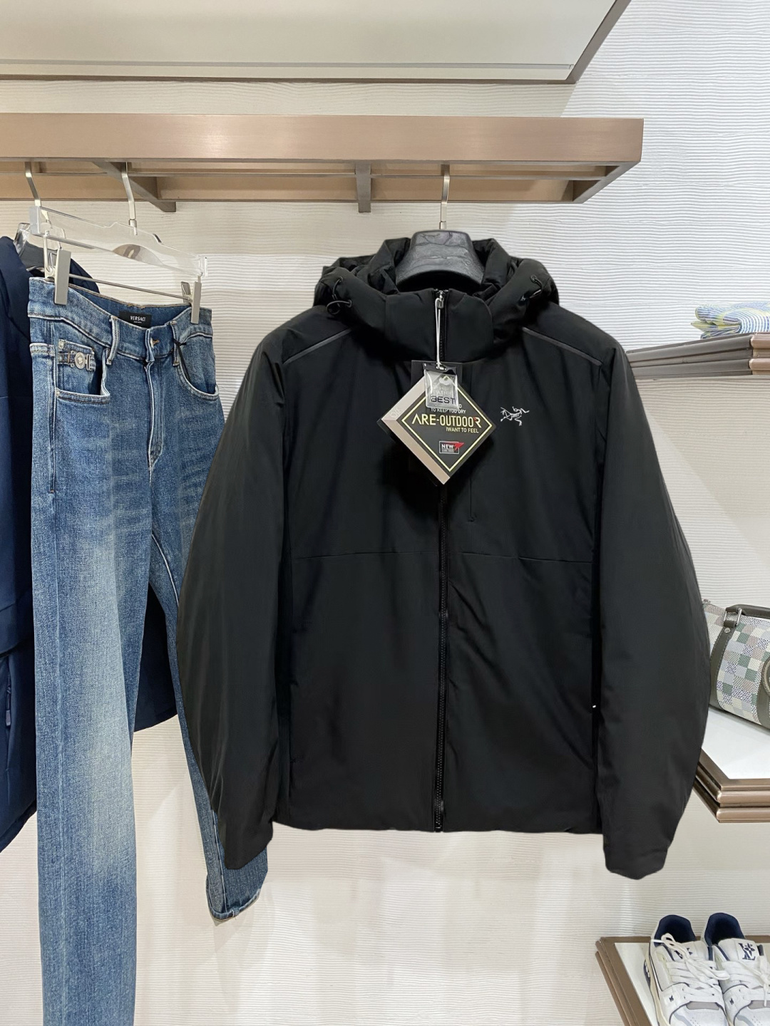 NO:735792,The new product for the spring is the upgraded model Arc'teryx official website 2026 new autumn and winter down jacket. This is known as the most high-end down jacket, all 90 down, complete with three labels and a classic logo combination. The first sight is full of visual impact, better thermal performance, light and not heavy, and the loft recovery after compression is good, and it can gather heat and lock in temperature!  Personalized color matching design, fresh and energetic!  There are too many versions circulating in the market. In addition to the different fabrics and workmanship, the biggest difference is that the filling is not goose down at all but feather silk or velvet, etc., and it is not easy to distinguish for those who don’t understand. In addition, the fabrics and workmanship are definitely not of the same level. In short, look for us and you will never go astray. All the exclusive full colors are purchased from genuine development. If you understand the quality of our down jackets, you can safely recommend it with your eyes closed. The three standards are complete!  Uniform series for men and women!  Size L-4xl Please state your height and weight when placing an order, arc'teryx, down jacket,19860909开春新品 升级款 始祖鸟 官网2026秋冬新款羽绒服.这款号称羽绒服届最高端的,全部90绒的三标齐全带着经典的Logo组合搭配,第一眼看到就是满满的视觉冲击,保暖性能更出色,轻便不厚重,且压缩后的蓬松度恢复性好,聚热锁温！个性的拼色设计,清新有活力！市面流通的版本实在太多了,除了面料做工不同外,最大的区别就是填充物根本不是鹅绒而是羽丝或手感绒等等,而不懂的根本不容易区分.另外面料和做工也绝对不是一个级别,总之认准我们,让你绝对不跑偏,独家全色全部购入正版开发,懂我们家羽绒服质量的,完全可以放心闭眼推.三标齐全！男女同款系列！码数L-4xl 下单报身高体重,arc'teryx,down jacket,,Men's clothing