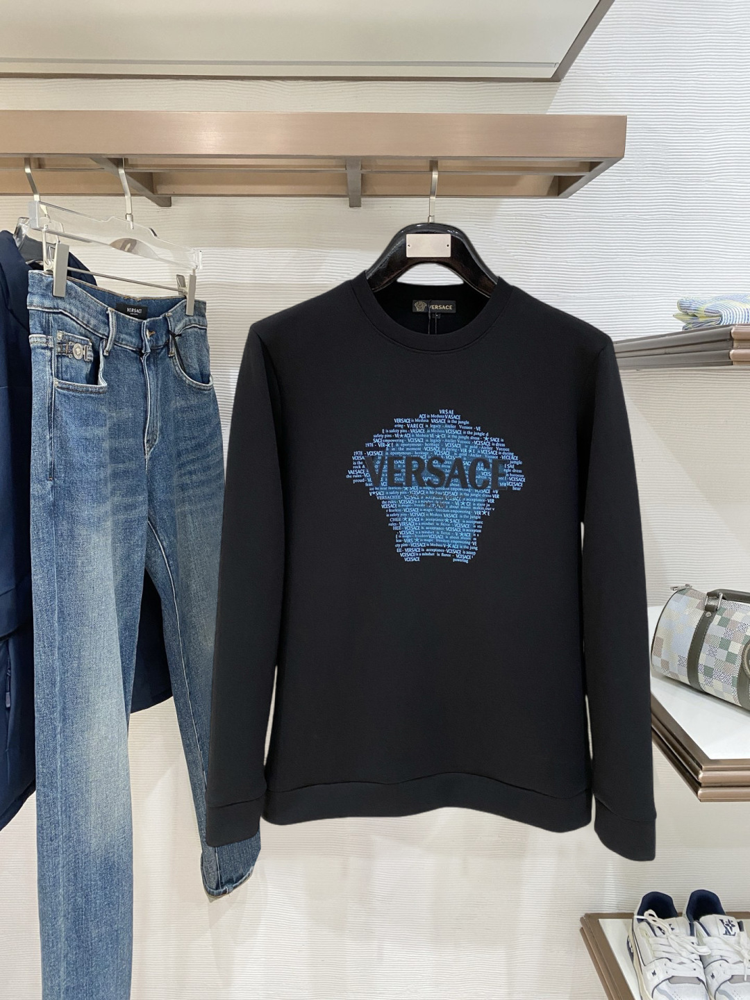 NO:728201,Support the new Versace 2025 early autumn new model after the new year, the top version, the latest air layer sweatshirt, exclusively for sale!  Original replica, exclusive design, super craftsmanship!  Extremely luxurious!  The pattern is awesome!  Size M-4xl,,versace,hoodie,sweatshirts,19860909支持年后 范思哲 2025早秋新款 顶级版本 最新款空气层 卫衣独家发售！原版复刻,独家设计,超强工艺！极其奢华！版型超赞！尺码M-4xl,,versace,hoodie,sweatshirts,,Men's clothing