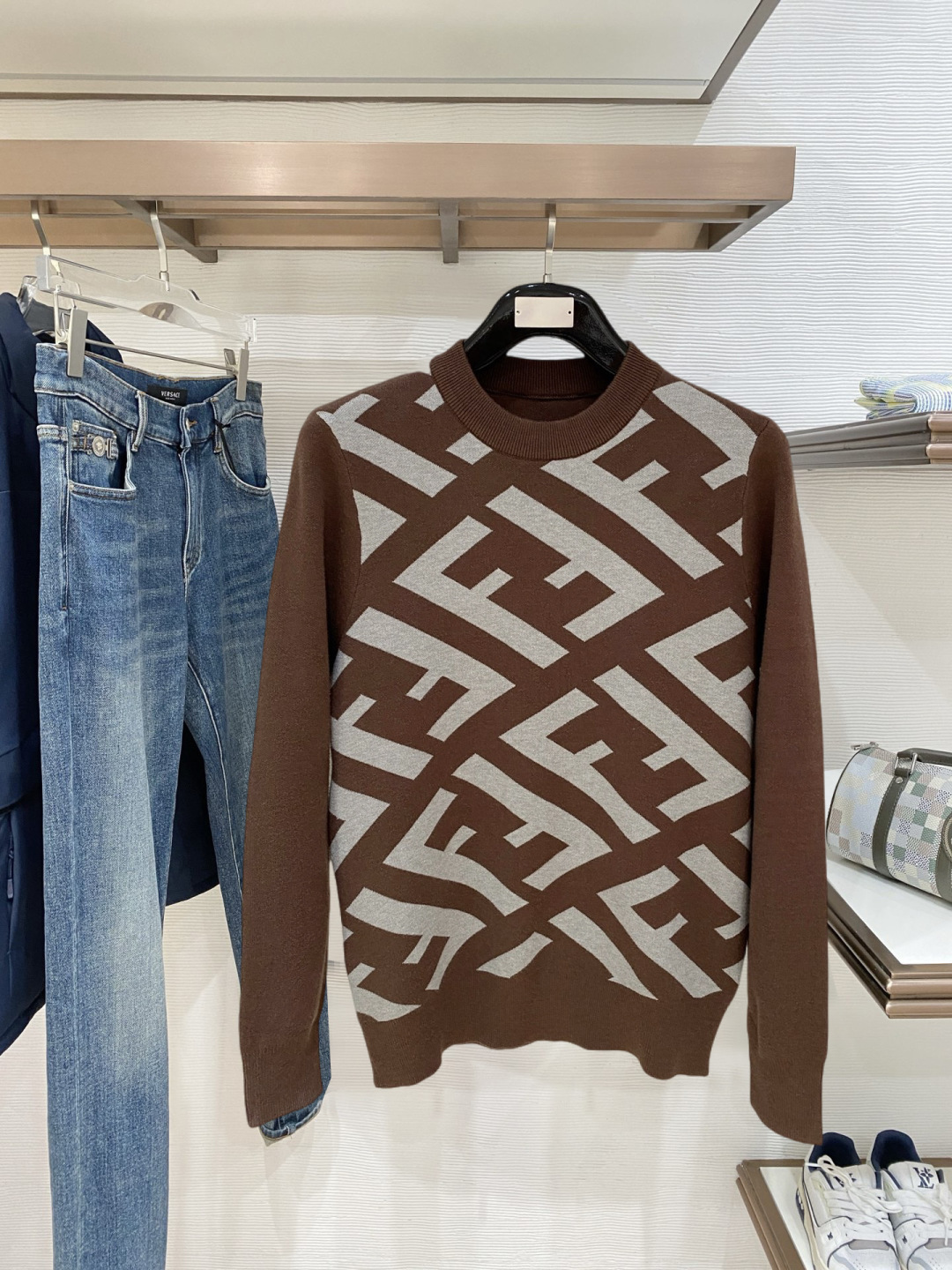 NO:728223,Support the new Fendi 2025 Autumn and Winter wool blended pullover knitted sweater, which is very bright and the details highlight the texture. The overall design of the upper body is fashionable and gives a modern sense of fit. The neckline slightly fits the neck, making the overall upper body more youthful and fashionable. The fabric is made of custom-woven wool blended material, which is easy to care for. The surface has a wool texture. The upper body is comfortable and warm, and it looks high-end and has a good stiff feeling at the same time.  Size M-3XL,,fendi,sweaters,19860909支持年后 芬迪 2025秋冬 羊毛混纺套头针织毛衣很有亮点细节上凸显质感 整体设计上身时尚而赋予现代气息感合体的剪裁,领口微微贴合颈部,让整体上身更显年轻时尚 ,面料采用客供定织羊毛混纺材质 有着易打理的特点 表面有着羊毛质感 上身舒适保暖 ,显高档的同时 又有很好挺括感 码数M-3XL,,fendi,sweaters,,Men's clothing