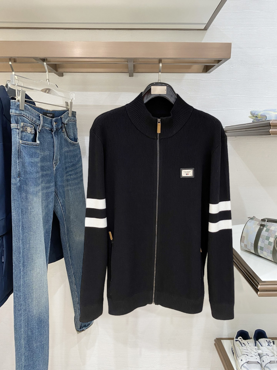 NO:728243,Supports the new TB 2025 wool sweater jacket after the new year. It has a delicate and soft feel and can be directly contacted with the skin, allowing the warm yarn to change into a delicate texture. The top-notch craftsmanship is very distinctive and colorful, and the style is simple, elegant and exquisite. The three-dimensional tailoring design makes the entire sweater upper body full of youthful vitality and vitality. It is recommended as a must-have for autumn and winter. Sizes M-3XL, jackets & coats, sweaters,19860909支持年后TB 2025新品羊毛衣外套 具有手感细腻柔软,可直接与肌肤接触,让暖心的纱线变化出细腻的质感,顶级工艺极具特色出彩,款式简约大方精美 立体剪裁的版型设计,让整款毛衣上身尽显青春活力和朝气,推荐款秋冬季穿搭必备.尺码M-3XL,,jackets & coats,sweaters,,Men's clothing