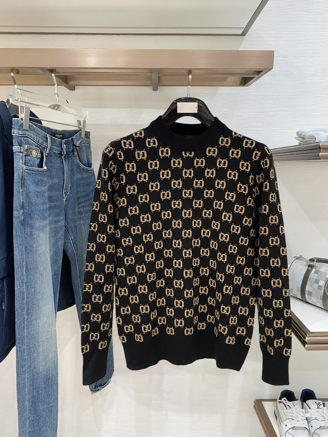 NO:728227,Support the new year, Gucci 2025 Autumn and Winter Wool blended pullover knitted sweater is very bright, and the details highlight the texture. The overall design of the upper body is fashionable and gives a modern feel. The tailoring, the collar slightly fits the neck, making the overall upper body look more youthful and fashionable. The fabric is made of custom-woven wool blended material. It has the characteristics of easy care. The surface has a wool texture. The upper body is comfortable and warm, and it looks high-end and has a good stiff feeling at the same time.  Size M-3XL,,gucci,sweaters,19860909支持年后 古驰 2025秋冬 羊毛混纺套头针织毛衣很有亮点细节上凸显质感 整体设计上身时尚而赋予现代气息感合体的剪裁,领口微微贴合颈部,让整体上身更显年轻时尚 ,面料采用客供定织羊毛混纺材质 有着易打理的特点 表面有着羊毛质感 上身舒适保暖 ,显高档的同时 又有很好挺括感 码数M-3XL,,gucci,sweaters,,Men's clothing