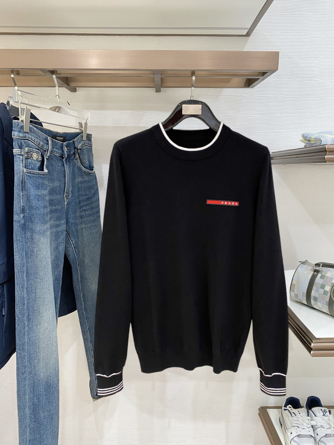 NO:728234,Support the new Prada 2025 Autumn and Winter wool blended pullover knitted sweater. The details highlight the texture. The overall design is fashionable and has a modern fit. The neckline slightly fits the neck, making the overall upper body look more youthful and fashionable. The fabric is made of custom-woven wool blended material. It has the characteristics of easy care. The surface has a wool texture. The upper body is comfortable and warm. It looks high-end and has a good crisp feeling at the same time.  Size M-3XL,,prada,sweaters,19860909支持年后 普拉达 2025秋冬 羊毛混纺套头针织毛衣很有亮点细节上凸显质感 整体设计上身时尚而赋予现代气息感合体的剪裁,领口微微贴合颈部,让整体上身更显年轻时尚 ,面料采用客供定织羊毛混纺材质 有着易打理的特点 表面有着羊毛质感 上身舒适保暖 ,显高档的同时 又有很好挺括感 码数M-3XL,,prada,sweaters,,Men's clothing