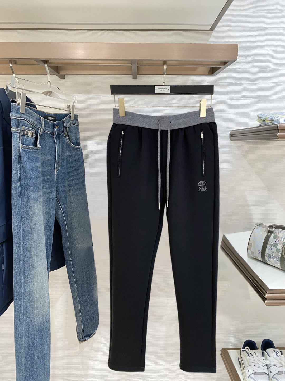 NO:728257,Support bc after the new year [new product] Autumn and winter 25ss casual pants golden classic appears again, original order high-quality fashionable casual pants. Super versatile style. Exclusive customized fabric, very wide and stylish, close-fitting and comfortable. Original custom counter latest hardware accessories. Super beautiful version, the upper body shows slender legs, the lining and routing are impeccable, you can attend any occasion, once again emphasize that the fabric is very, very classy! Code number m-4xl,,19860909支持年后bc【新品】秋冬25ss休闲裤金典再次出现,原单订制高品质时尚休闲裤.超级百搭款.独家定制面料,挺阔有型,贴身舒适.原版定制专柜最新五金辅料.超靓版型、上身显腿修长,內里,走线都无可挑剔,任何场合都可出席,再次强调面料非常非常显档次！码数 m-4xl,,,Men's clothing