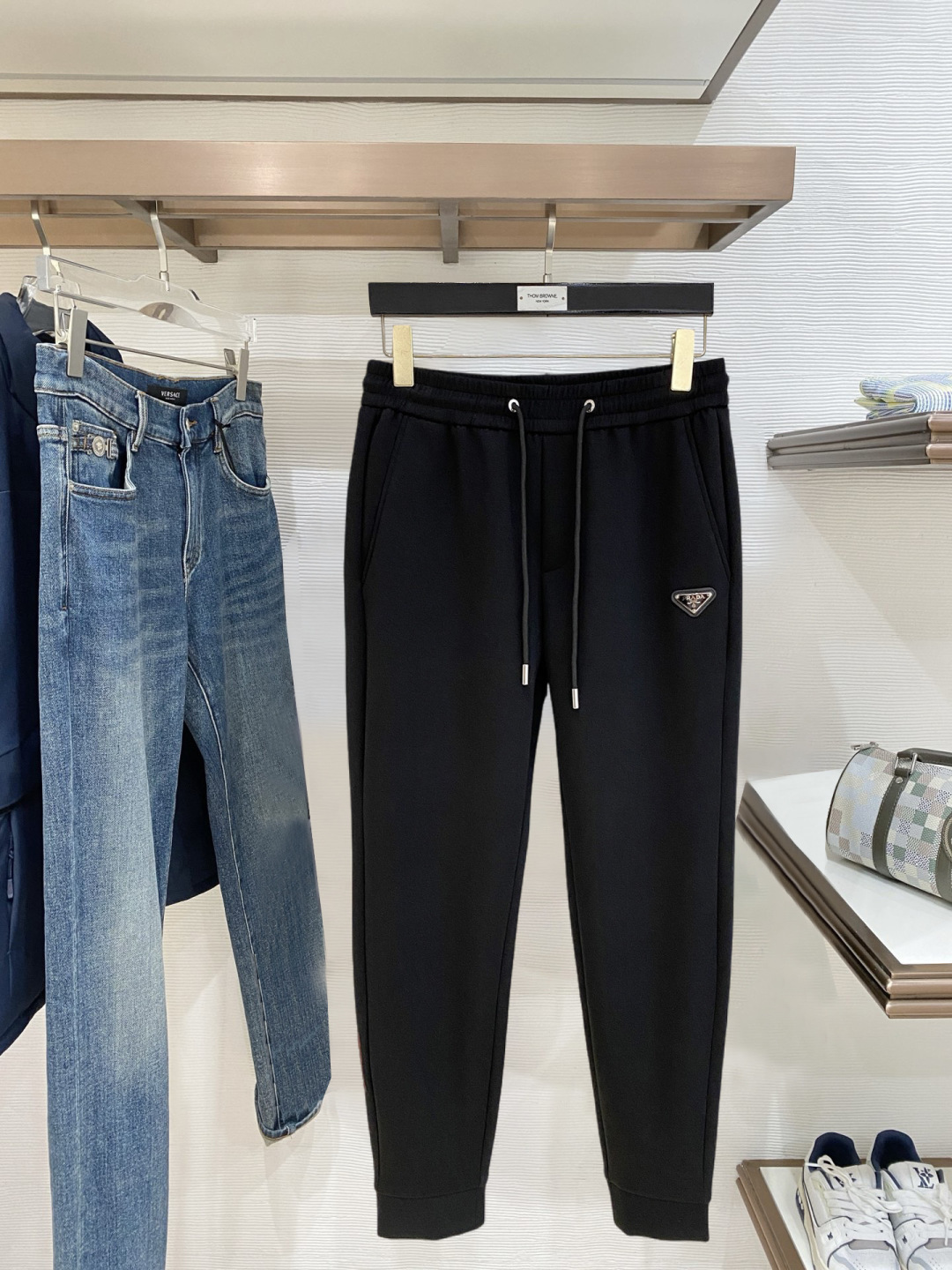 NO:728253,Support Prada's [new product] Autumn and Winter 25ss Casual Pants golden classic appears again, original order high-quality fashionable casual pants. Super versatile style. Exclusive customized fabric, very wide and stylish, close-fitting and comfortable. Original customization counter latest hardware accessories. Super beautiful version, the upper body shows slender legs, the lining and routing are impeccable, you can attend any occasion, and once again emphasize that the fabric is very, very classy! Code number m-4xl,,prada,19860909支持年后普拉达【新品】秋冬25ss休闲裤金典再次出现,原单订制高品质时尚休闲裤.超级百搭款.独家定制面料,挺阔有型,贴身舒适.原版定制专柜最新五金辅料.超靓版型、上身显腿修长,內里,走线都无可挑剔,任何场合都可出席,再次强调面料非常非常显档次！码数 m-4xl,,prada,,Men's clothing