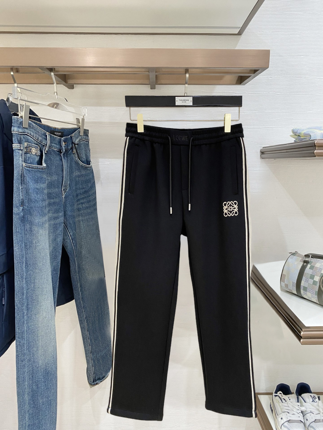 NO:728248,Support Luo Yiwei's [new product] Autumn and winter 25ss casual pants golden classic appears again, original order high-quality fashionable casual pants. Super versatile style. Exclusive custom-made fabric, very wide and stylish, close-fitting and comfortable. Original customization counter latest hardware accessories. Super beautiful version, the upper body shows slender legs, the lining and routing are impeccable, you can attend any occasion, and once again emphasize that the fabric is very, very classy! Code number m-4xl,,loewe,19860909支持年后罗意威【新品】秋冬25ss休闲裤金典再次出现,原单订制高品质时尚休闲裤.超级百搭款.独家定制面料,挺阔有型,贴身舒适.原版定制专柜最新五金辅料.超靓版型、上身显腿修长,內里,走线都无可挑剔,任何场合都可出席,再次强调面料非常非常显档次！码数 m-4xl,,loewe,,Men's clothing