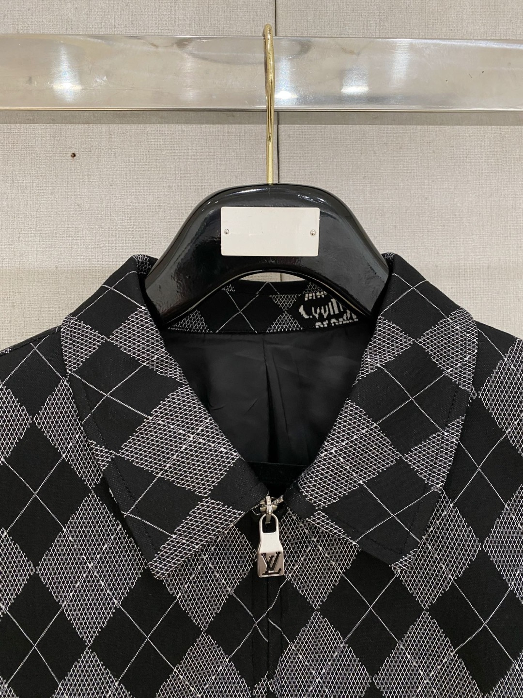 🌾 Lv 2025 早秋新款爆款专柜新款休闲时尚夹克 超前卫设计风格 细腻舒适 穿着非常轻便不易起皱。多