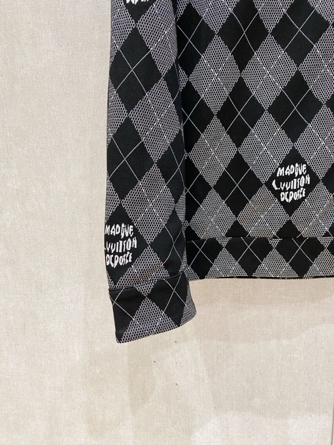 🌾 Lv 2025 早秋新款爆款专柜新款休闲时尚夹克 超前卫设计风格 细腻舒适 穿着非常轻便不易起皱。多