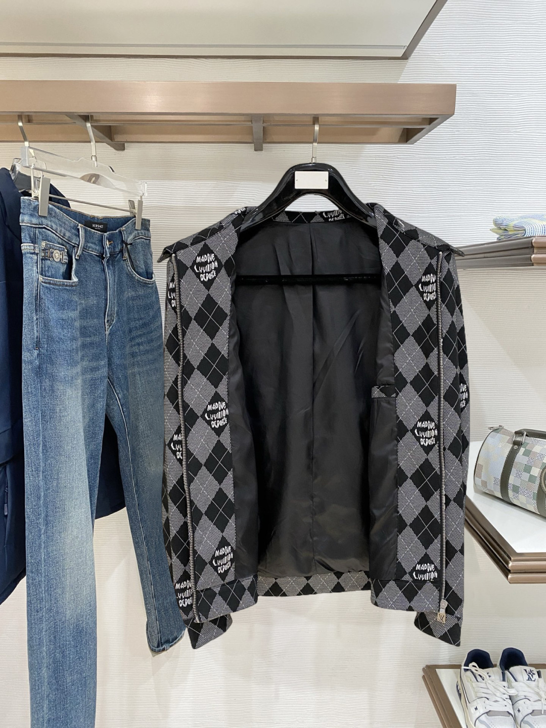 🌾 Lv 2025 早秋新款爆款专柜新款休闲时尚夹克 超前卫设计风格 细腻舒适 穿着非常轻便不易起皱。多