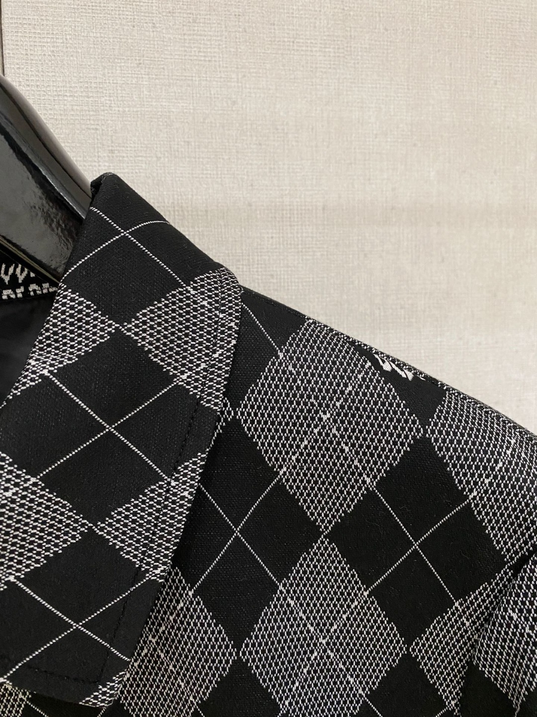 🌾 Lv 2025 早秋新款爆款专柜新款休闲时尚夹克 超前卫设计风格 细腻舒适 穿着非常轻便不易起皱。多