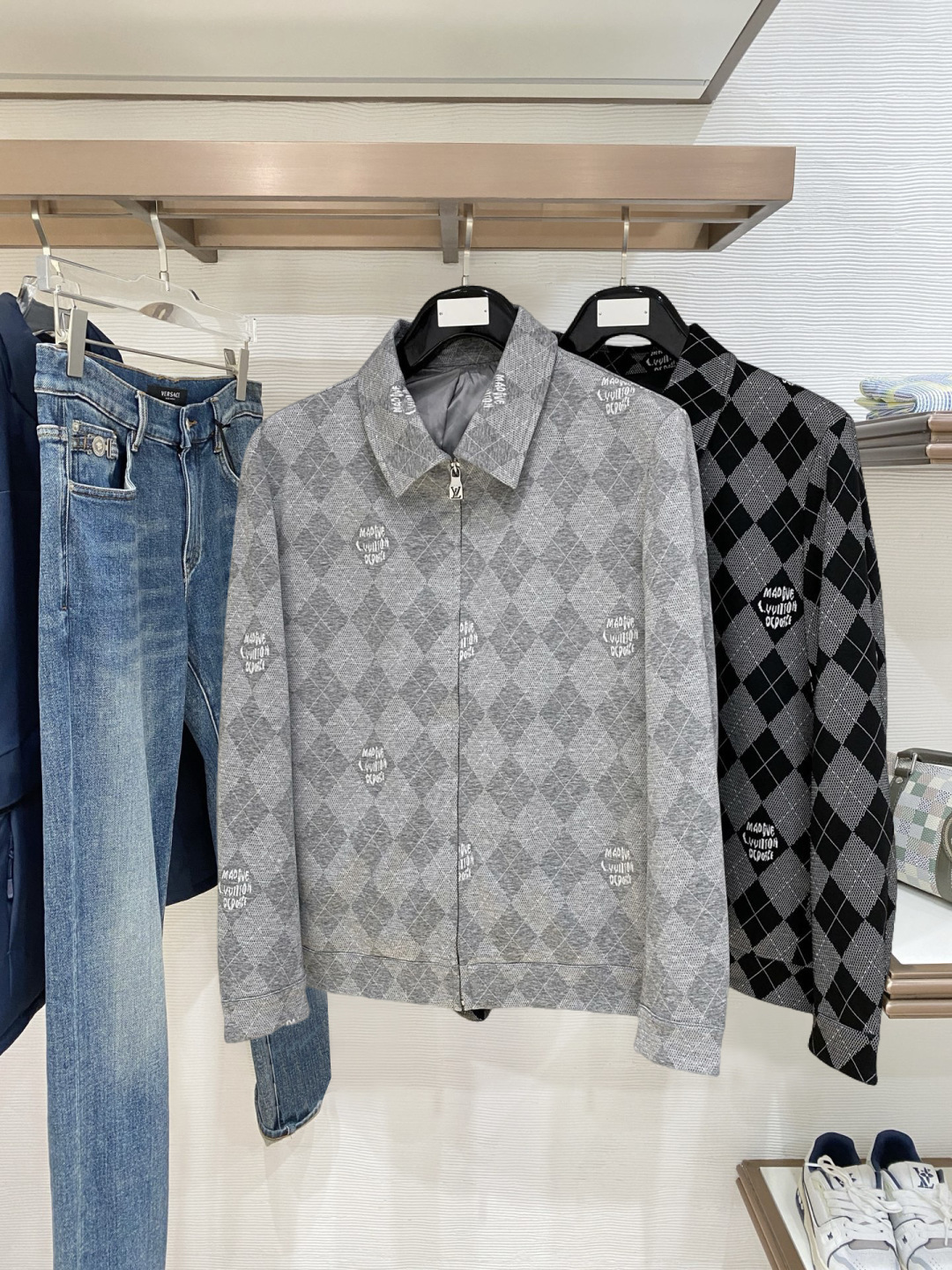 🌾 Lv 2025 早秋新款爆款专柜新款休闲时尚夹克 超前卫设计风格 细腻舒适 穿着非常轻便不易起皱。多