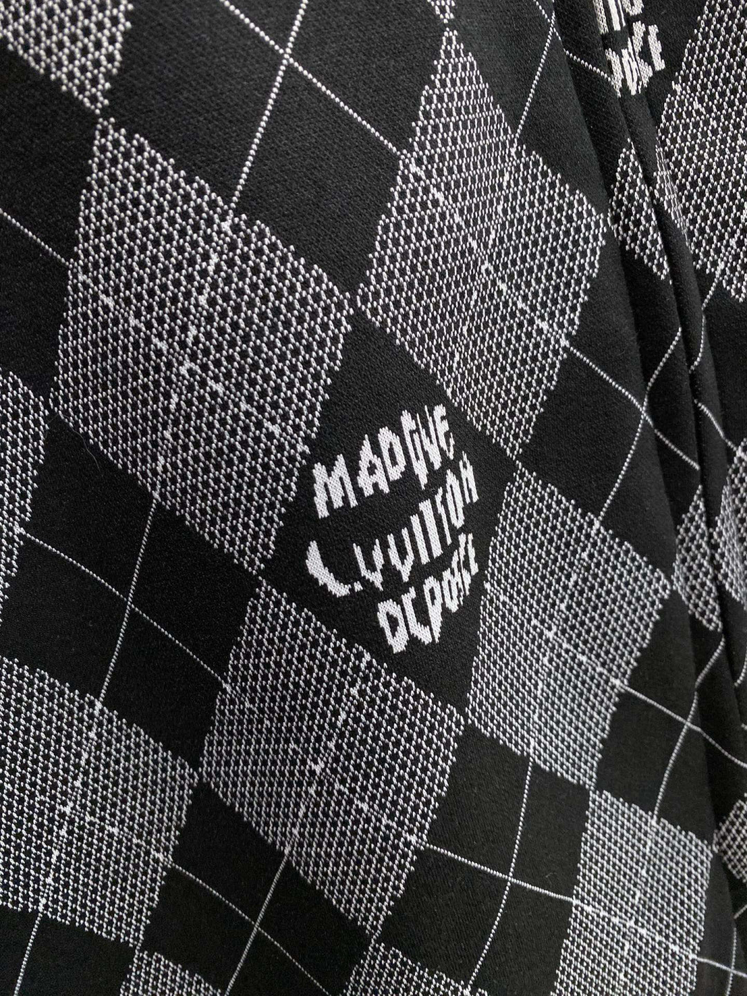 🌾 Lv 2025 早秋新款爆款专柜新款休闲时尚夹克 超前卫设计风格 细腻舒适 穿着非常轻便不易起皱。多