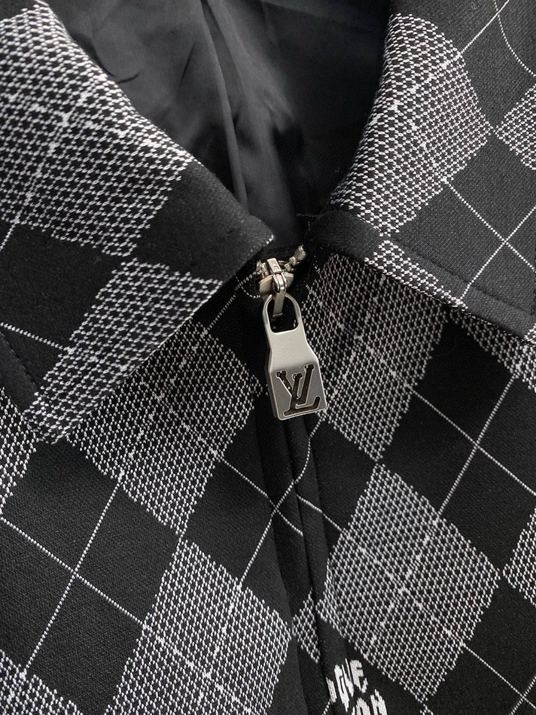 🌾 Lv 2025 早秋新款爆款专柜新款休闲时尚夹克 超前卫设计风格 细腻舒适 穿着非常轻便不易起皱。多