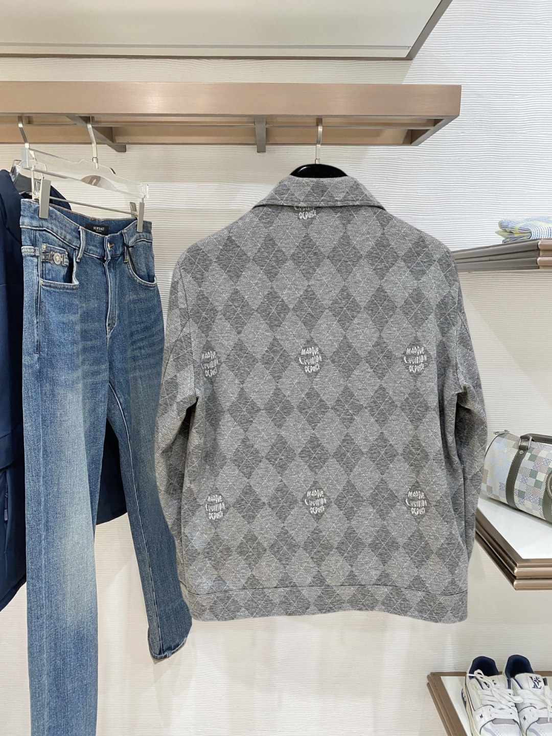 🌾 LV 2025 早秋新款爆款专柜新款休闲时尚夹克 超前卫设计风格 细腻舒适 穿着非常轻便不易起皱。多