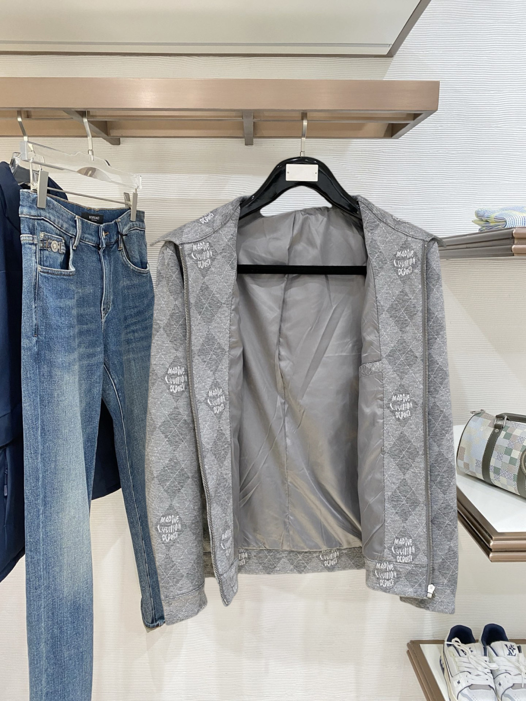 🌾 LV 2025 早秋新款爆款专柜新款休闲时尚夹克 超前卫设计风格 细腻舒适 穿着非常轻便不易起皱。多