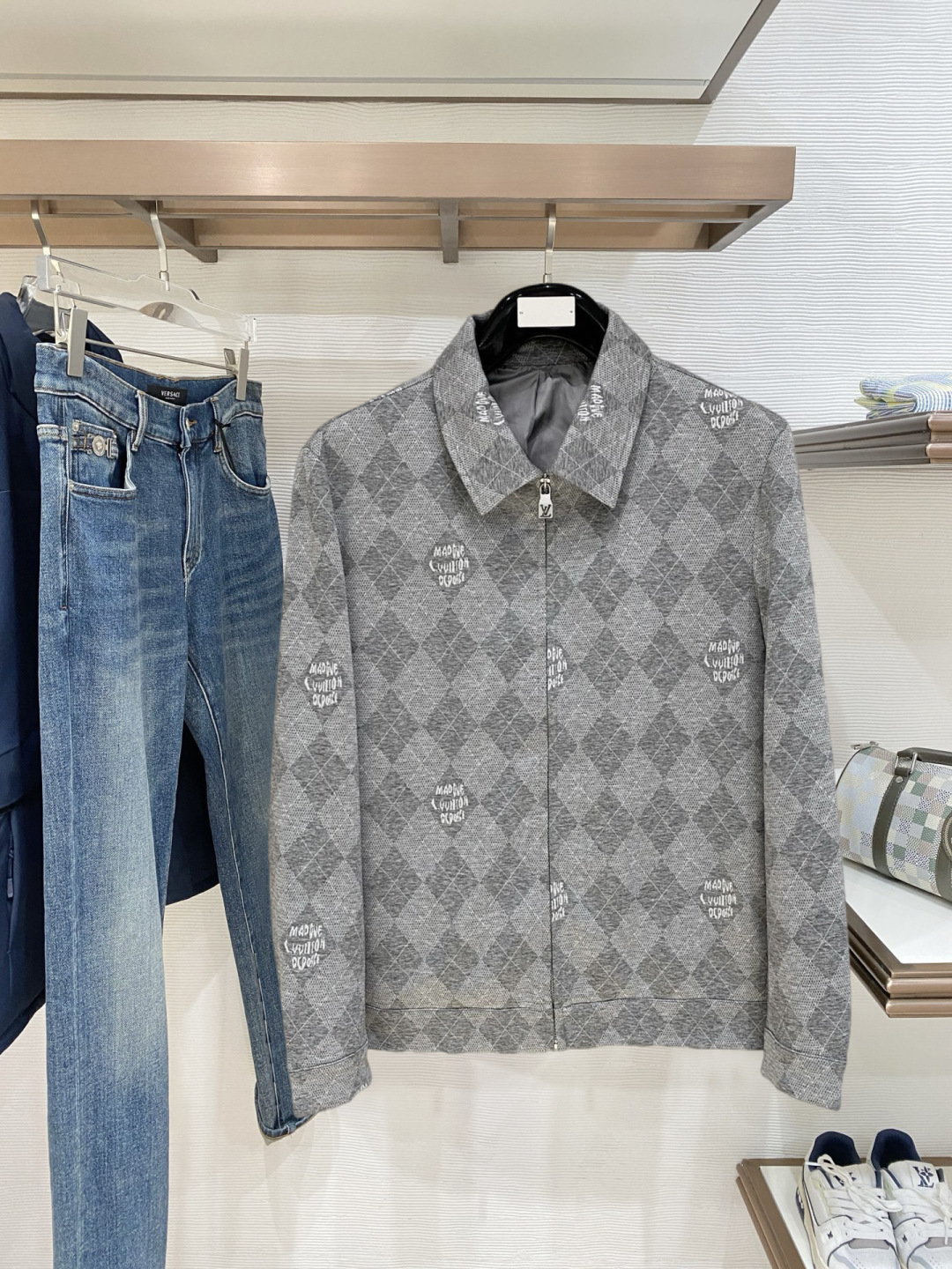 🌾 LV 2025 早秋新款爆款专柜新款休闲时尚夹克 超前卫设计风格 细腻舒适 穿着非常轻便不易起皱。多