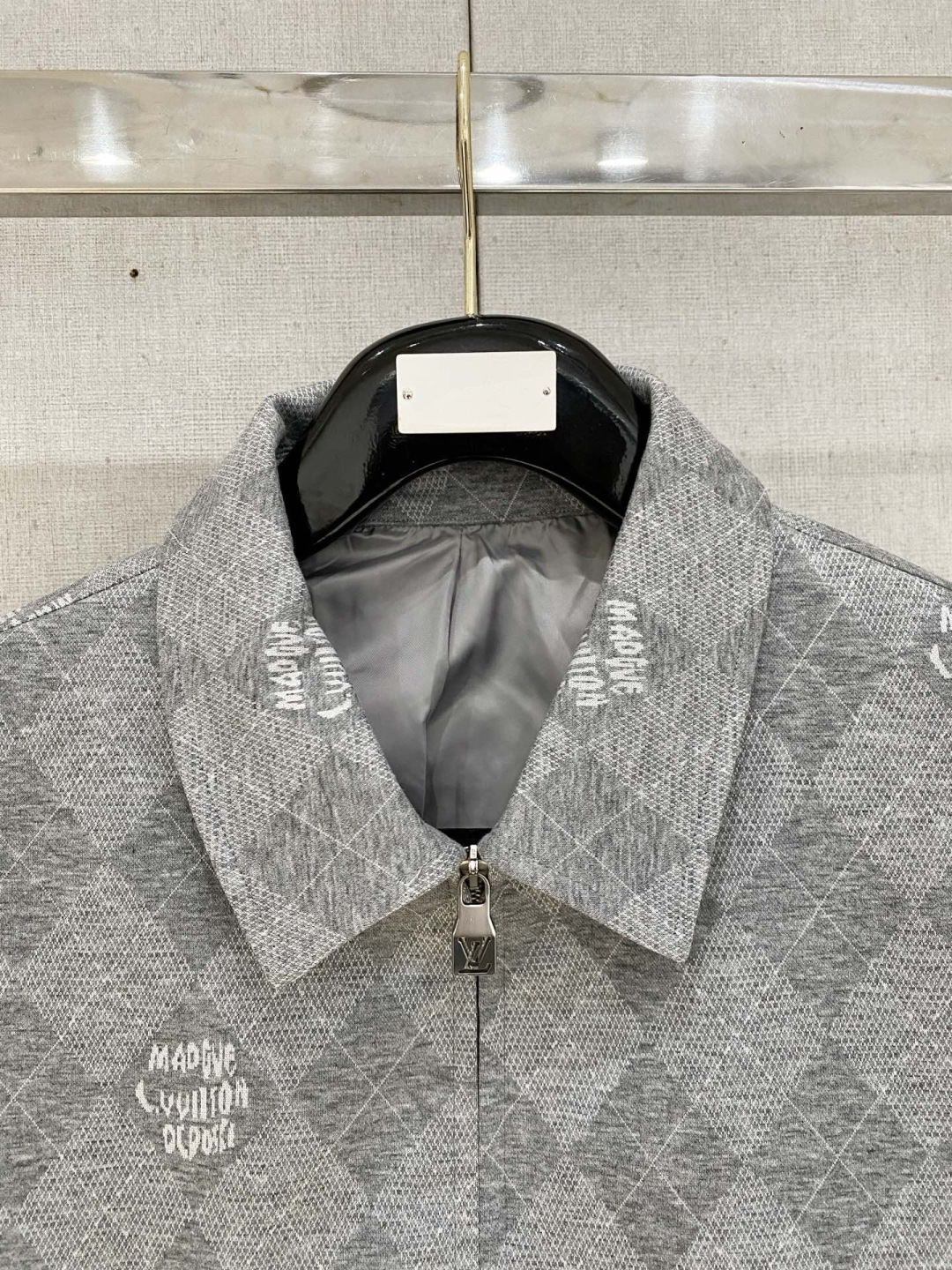 🌾 LV 2025 早秋新款爆款专柜新款休闲时尚夹克 超前卫设计风格 细腻舒适 穿着非常轻便不易起皱。多