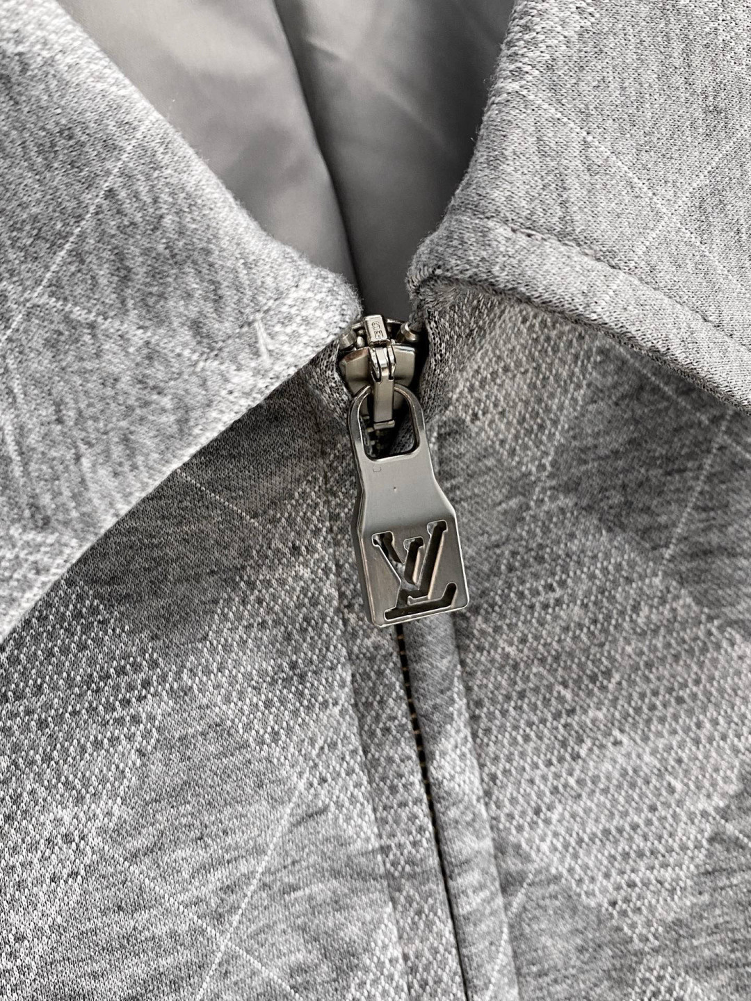 🌾 LV 2025 早秋新款爆款专柜新款休闲时尚夹克 超前卫设计风格 细腻舒适 穿着非常轻便不易起皱。多