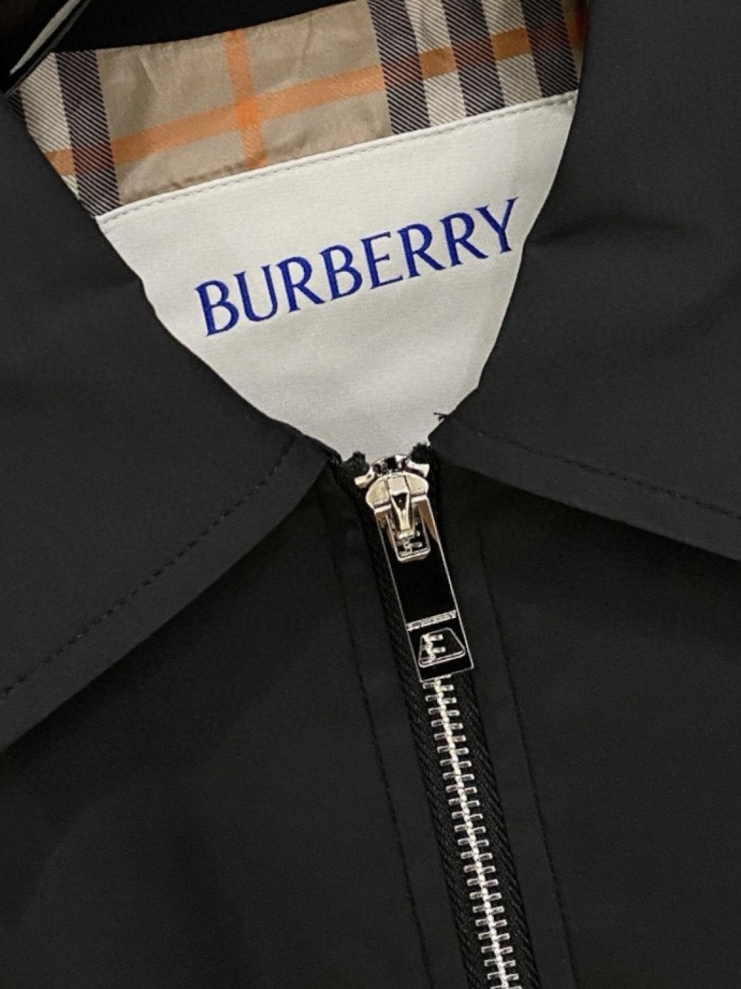 🌾 巴宝莉 2025 早秋新款爆款专柜新款休闲时尚夹克 超前卫设计风格 细腻舒适 穿着非常轻便不易起皱。