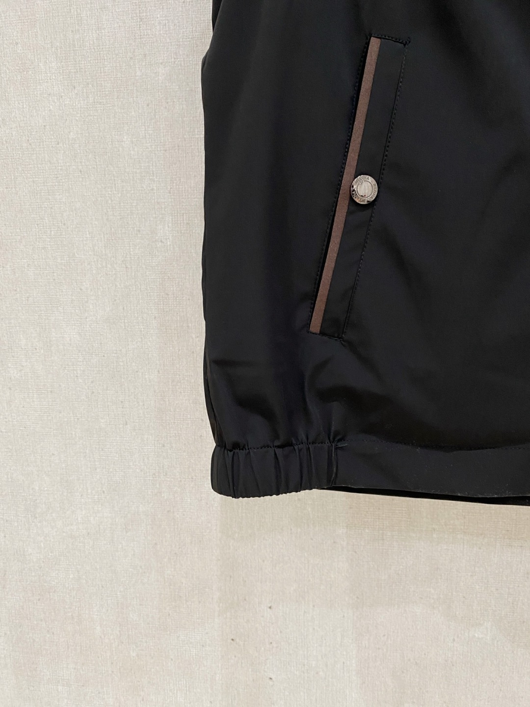 🌾 杰尼亚 马甲 2025FW秋冬新品 连帽夹克外套，该款夹克外层超柔聚酯纤维防风防水，功能与时尚型兼具