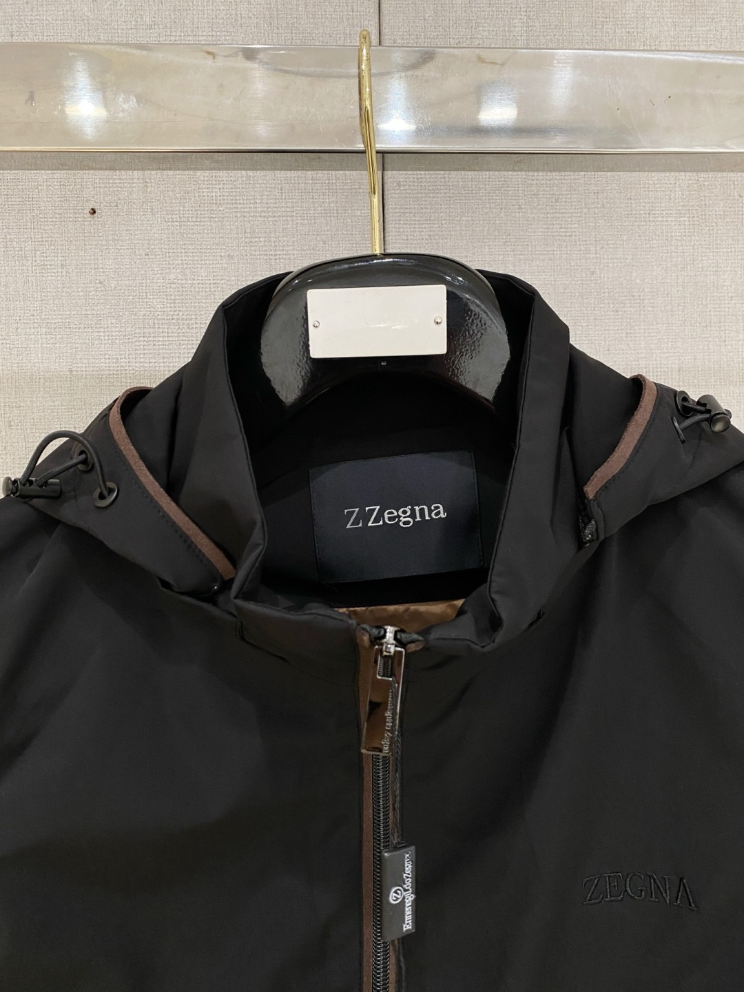 🌾 杰尼亚 马甲 2025FW秋冬新品 连帽夹克外套，该款夹克外层超柔聚酯纤维防风防水，功能与时尚型兼具