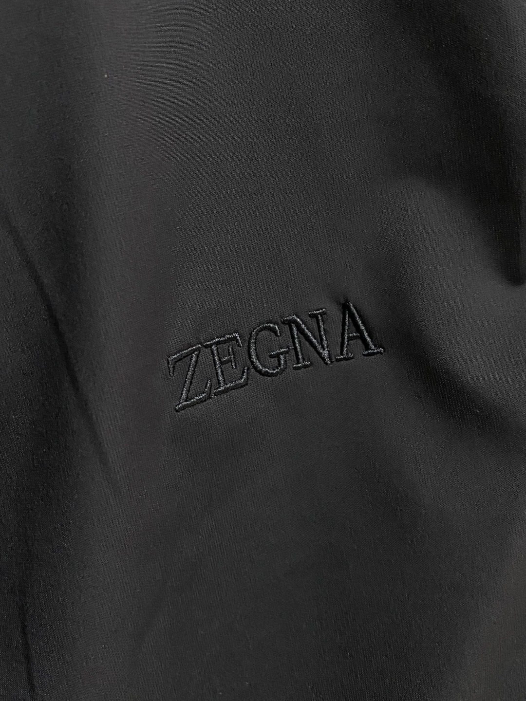 🌾 杰尼亚 马甲 2025FW秋冬新品 连帽夹克外套，该款夹克外层超柔聚酯纤维防风防水，功能与时尚型兼具