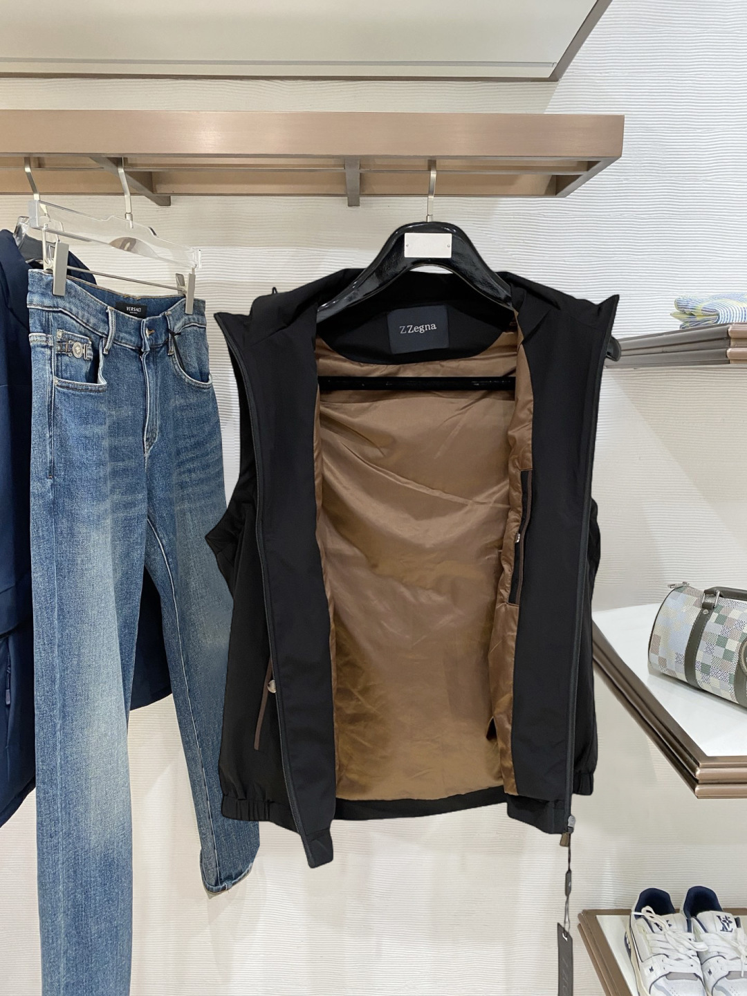 🌾 杰尼亚 马甲 2025FW秋冬新品 连帽夹克外套，该款夹克外层超柔聚酯纤维防风防水，功能与时尚型兼具