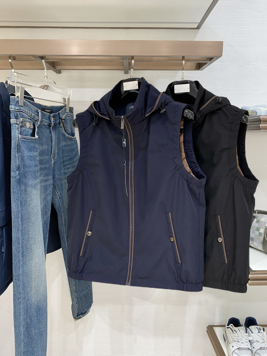 🌾 杰尼亚 马甲 2025FW秋冬新品 连帽夹克外套，该款夹克外层超柔聚酯纤维防风防水，功能与时尚型兼具