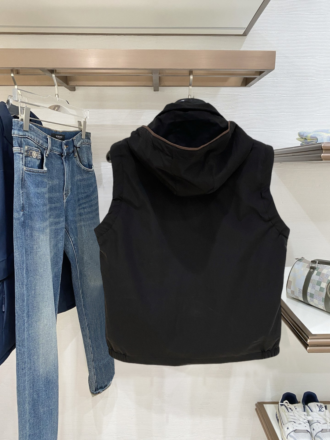 🌾 杰尼亚 马甲 2025FW秋冬新品 连帽夹克外套，该款夹克外层超柔聚酯纤维防风防水，功能与时尚型兼具