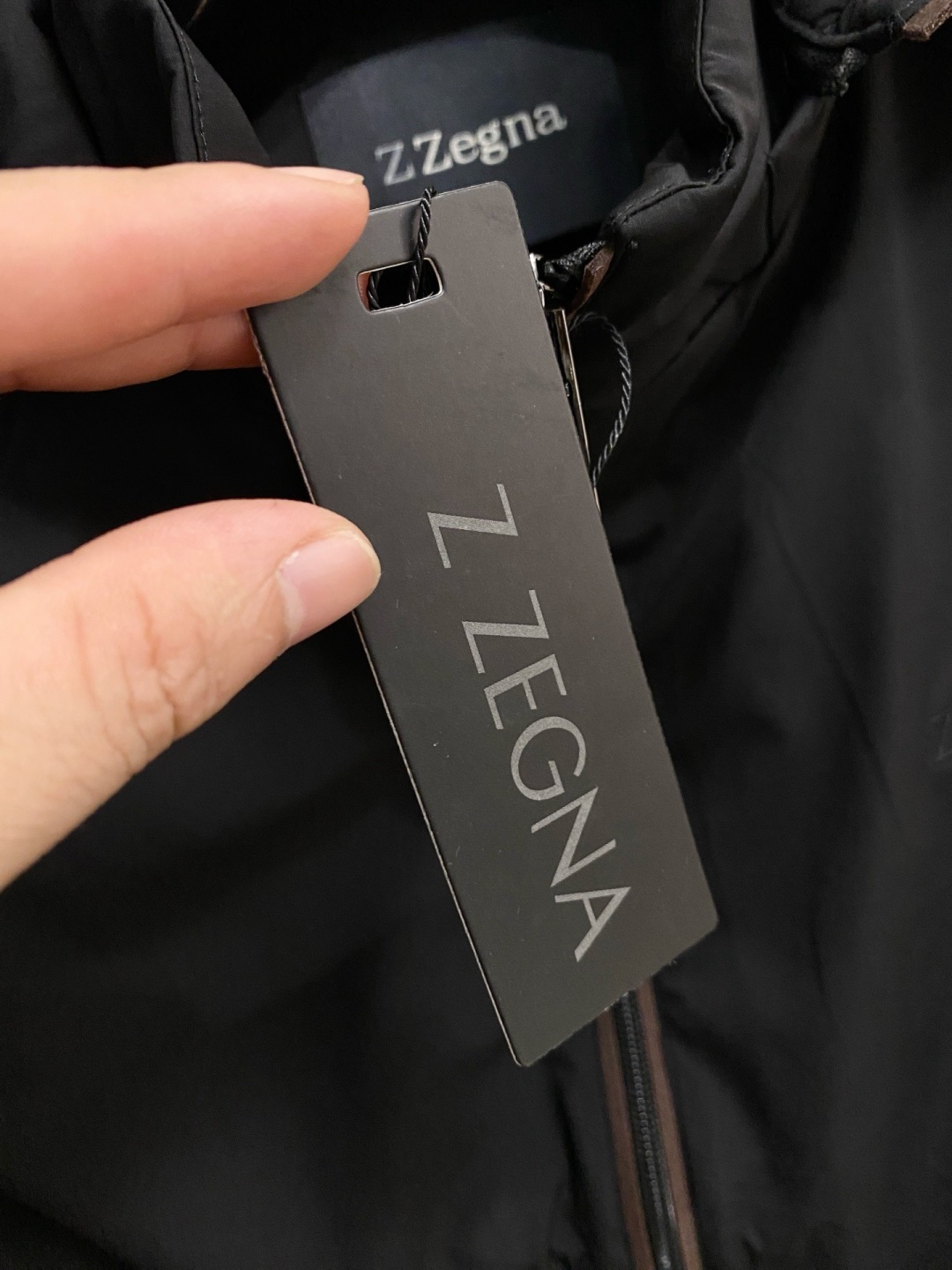 🌾 杰尼亚 马甲 2025FW秋冬新品 连帽夹克外套，该款夹克外层超柔聚酯纤维防风防水，功能与时尚型兼具