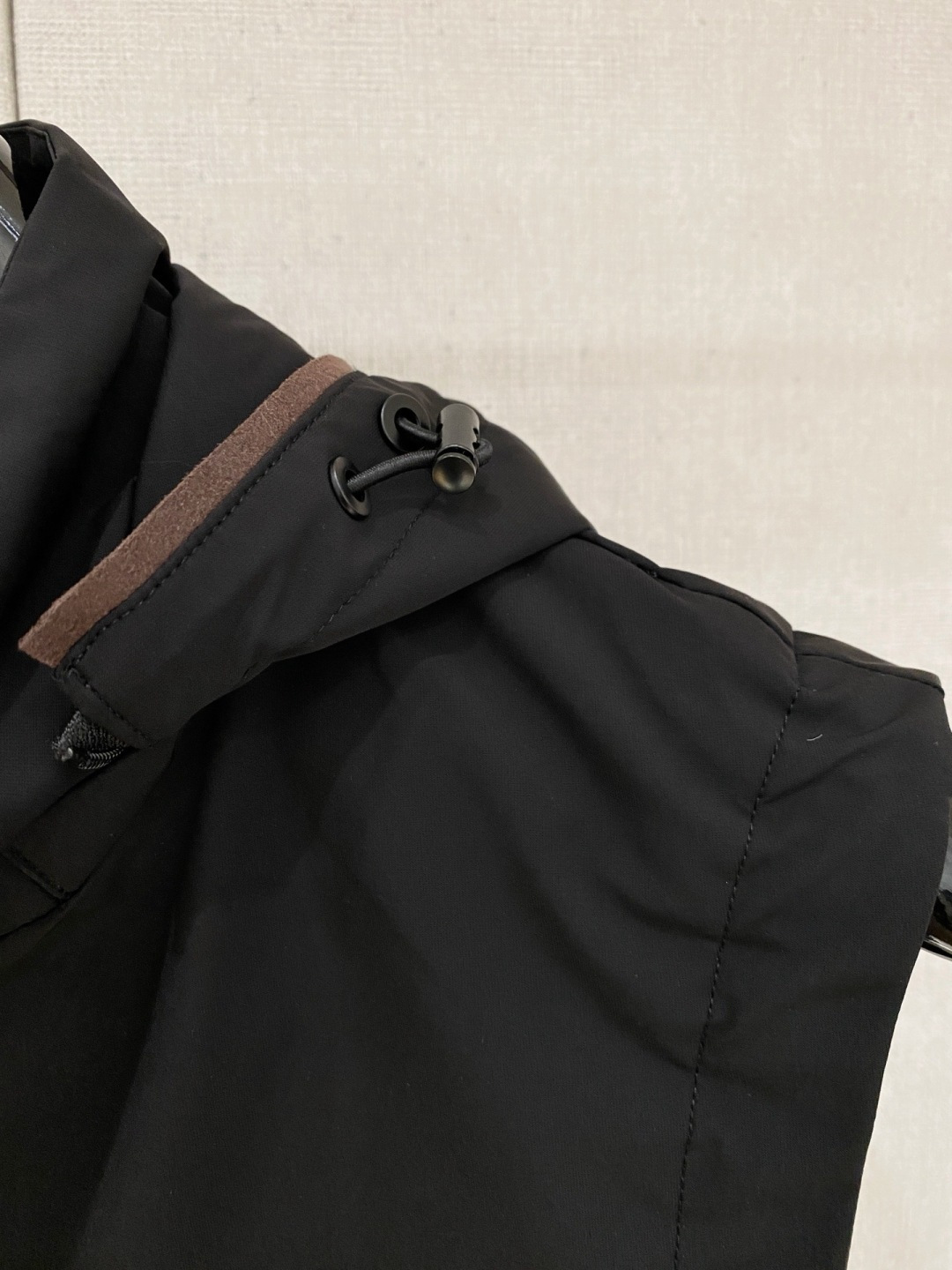 🌾 杰尼亚 马甲 2025FW秋冬新品 连帽夹克外套，该款夹克外层超柔聚酯纤维防风防水，功能与时尚型兼具