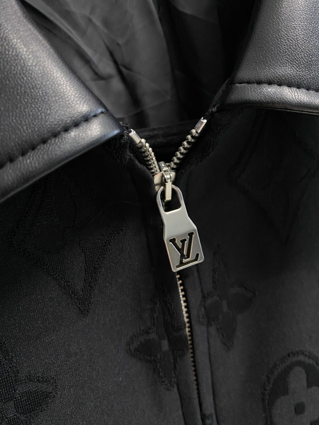 🌾 Lv 2025 早秋新款爆款专柜新款休闲时尚夹克 超前卫设计风格 细腻舒适 穿着非常轻便不易起皱。多