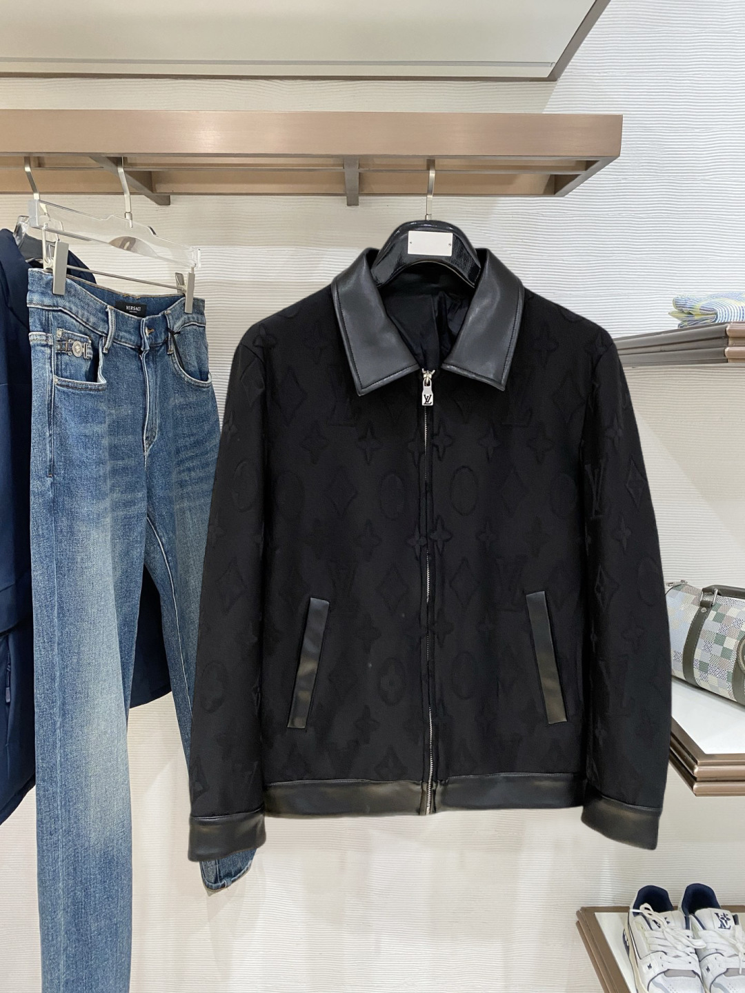 🌾 Lv 2025 早秋新款爆款专柜新款休闲时尚夹克 超前卫设计风格 细腻舒适 穿着非常轻便不易起皱。多