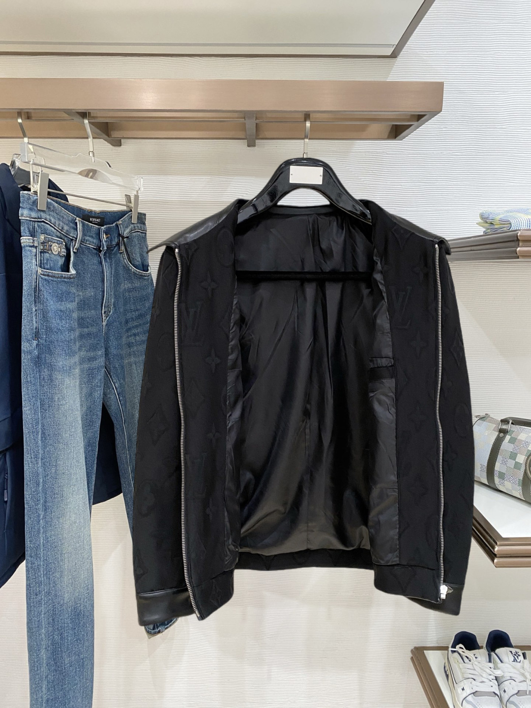 🌾 Lv 2025 早秋新款爆款专柜新款休闲时尚夹克 超前卫设计风格 细腻舒适 穿着非常轻便不易起皱。多