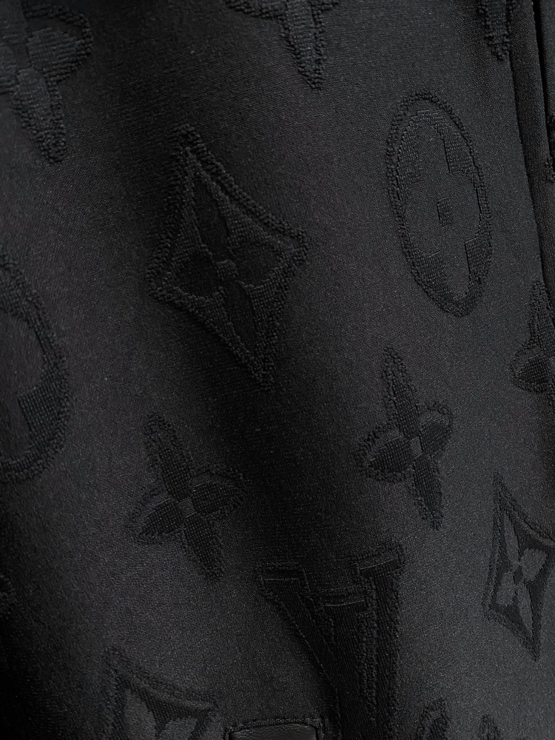 🌾 Lv 2025 早秋新款爆款专柜新款休闲时尚夹克 超前卫设计风格 细腻舒适 穿着非常轻便不易起皱。多