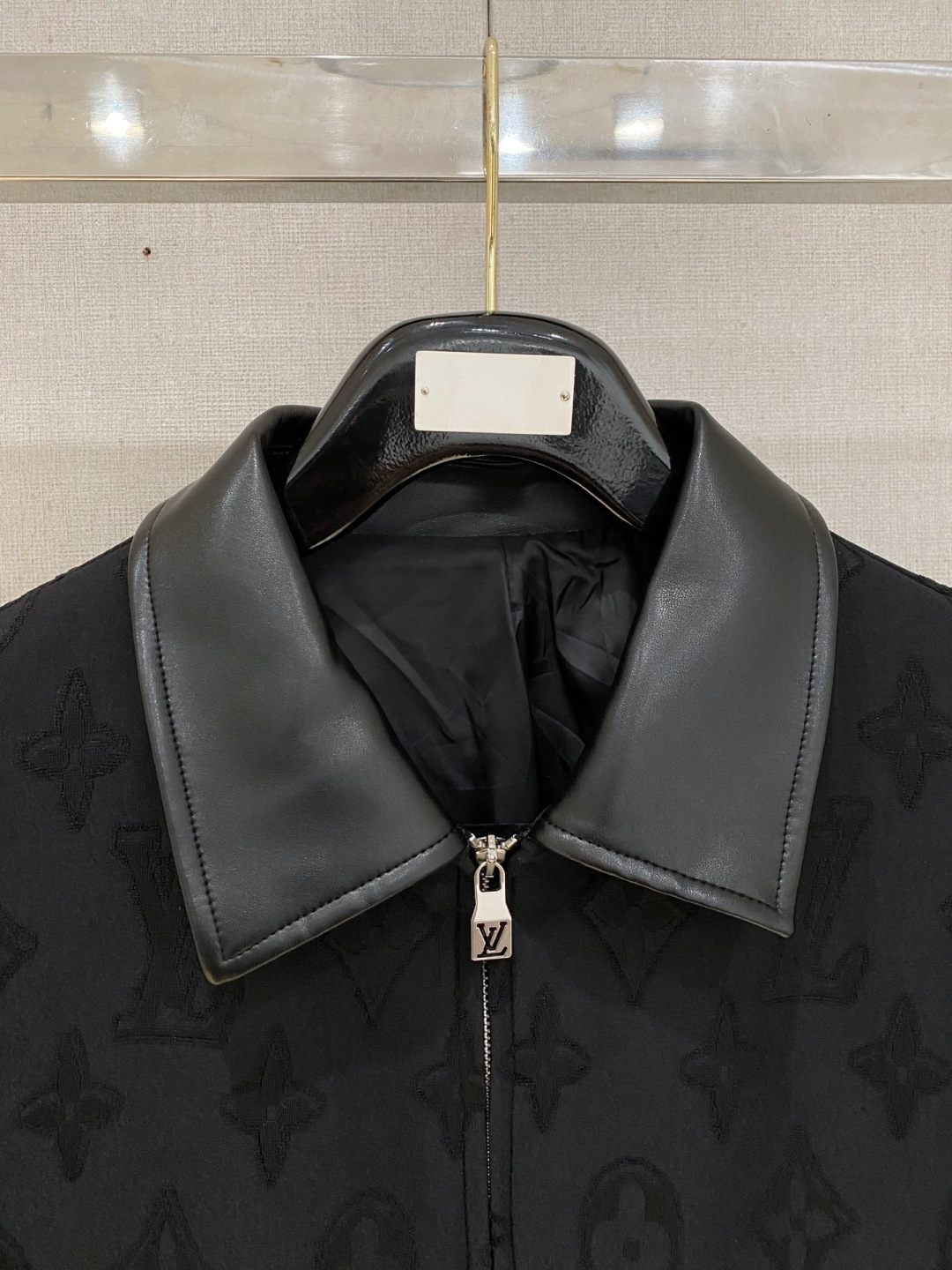 🌾 Lv 2025 早秋新款爆款专柜新款休闲时尚夹克 超前卫设计风格 细腻舒适 穿着非常轻便不易起皱。多