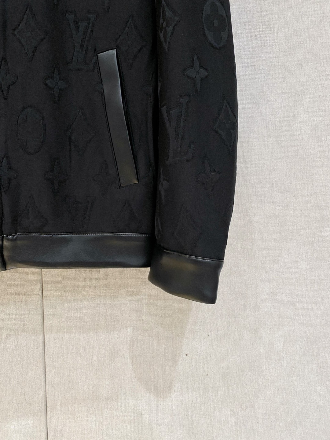 🌾 Lv 2025 早秋新款爆款专柜新款休闲时尚夹克 超前卫设计风格 细腻舒适 穿着非常轻便不易起皱。多