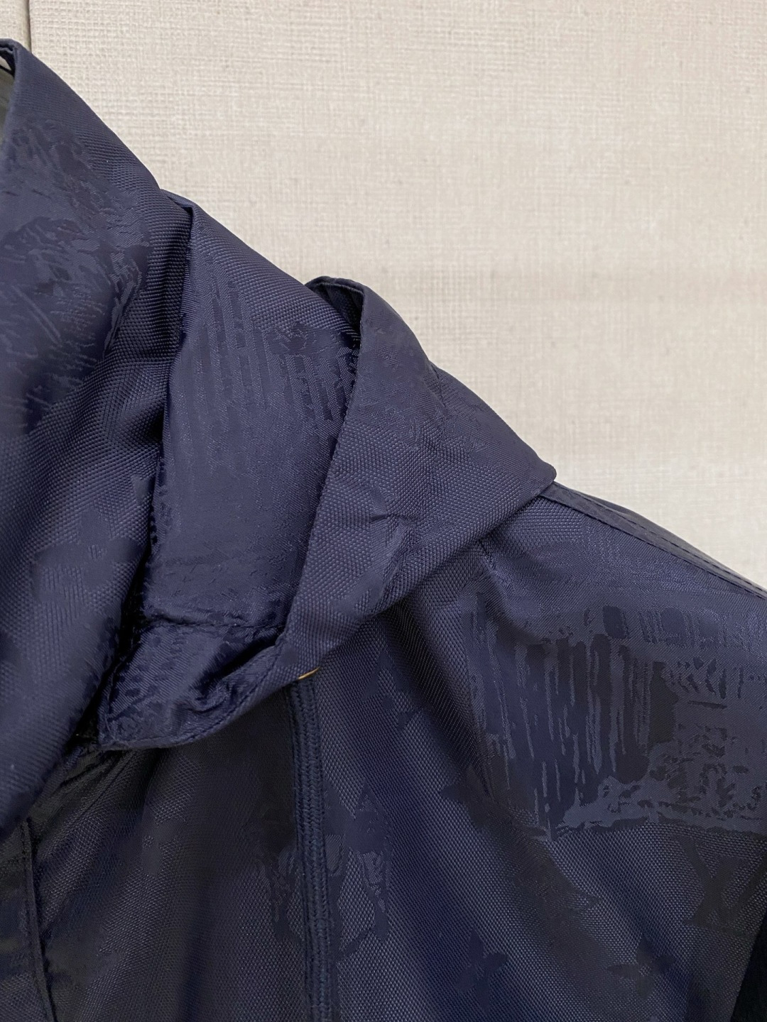 🌾 LV 2025 早秋新款爆款专柜新款休闲时尚夹克 超前卫设计风格 细腻舒适 穿着非常轻便不易起皱。多