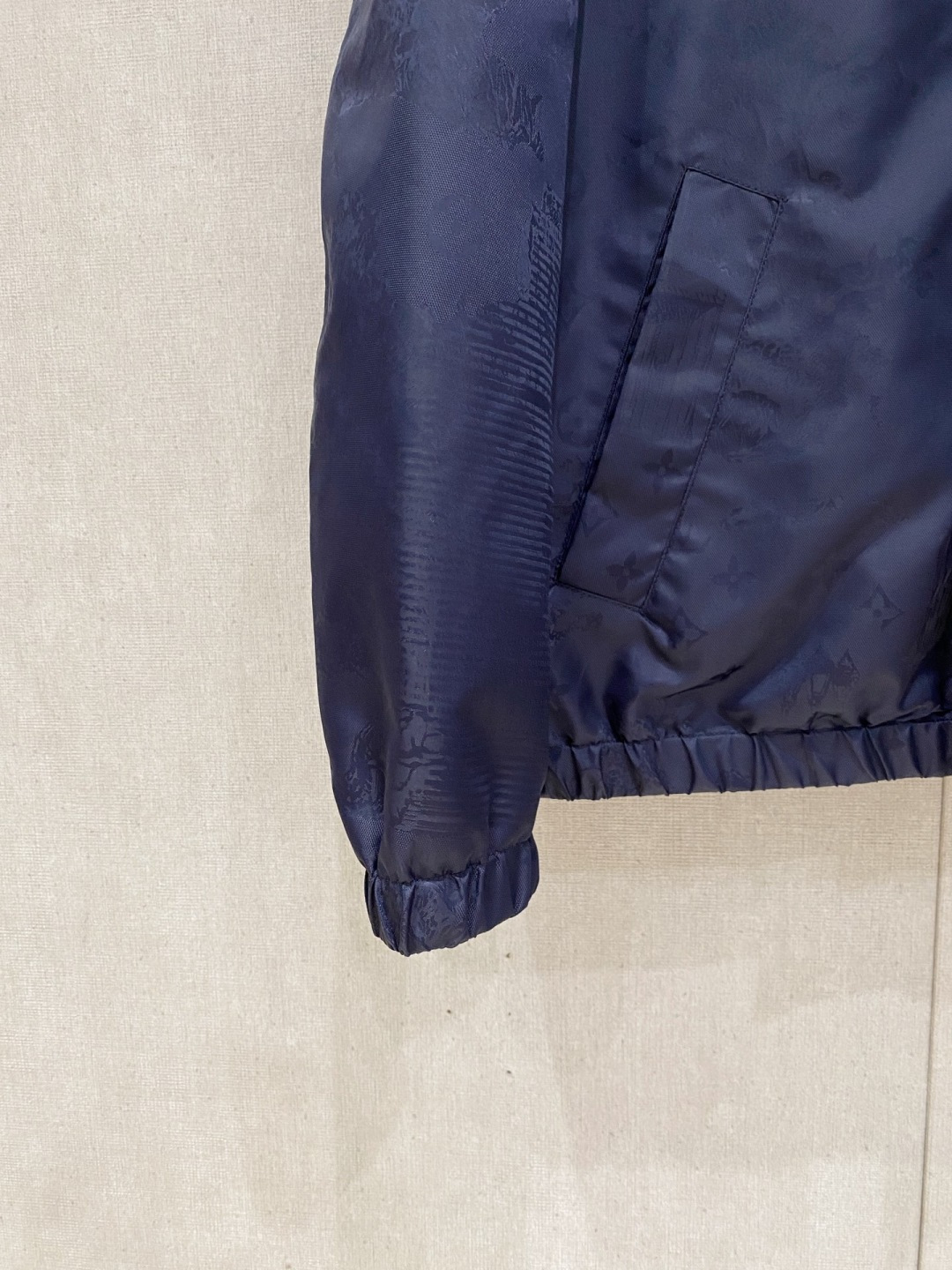 🌾 LV 2025 早秋新款爆款专柜新款休闲时尚夹克 超前卫设计风格 细腻舒适 穿着非常轻便不易起皱。多