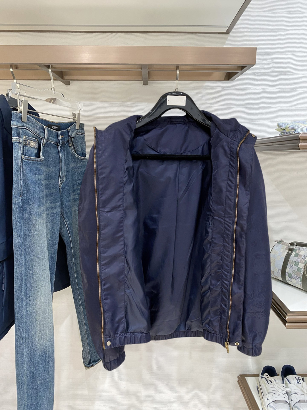 🌾 LV 2025 早秋新款爆款专柜新款休闲时尚夹克 超前卫设计风格 细腻舒适 穿着非常轻便不易起皱。多