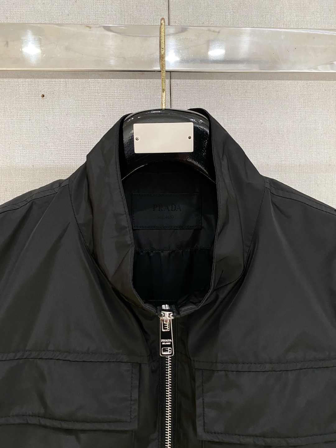 🌾 普拉达 马甲 2025FW秋冬新品 连帽夹克外套，该款夹克外层超柔聚酯纤维防风防水，功能与时尚型兼具