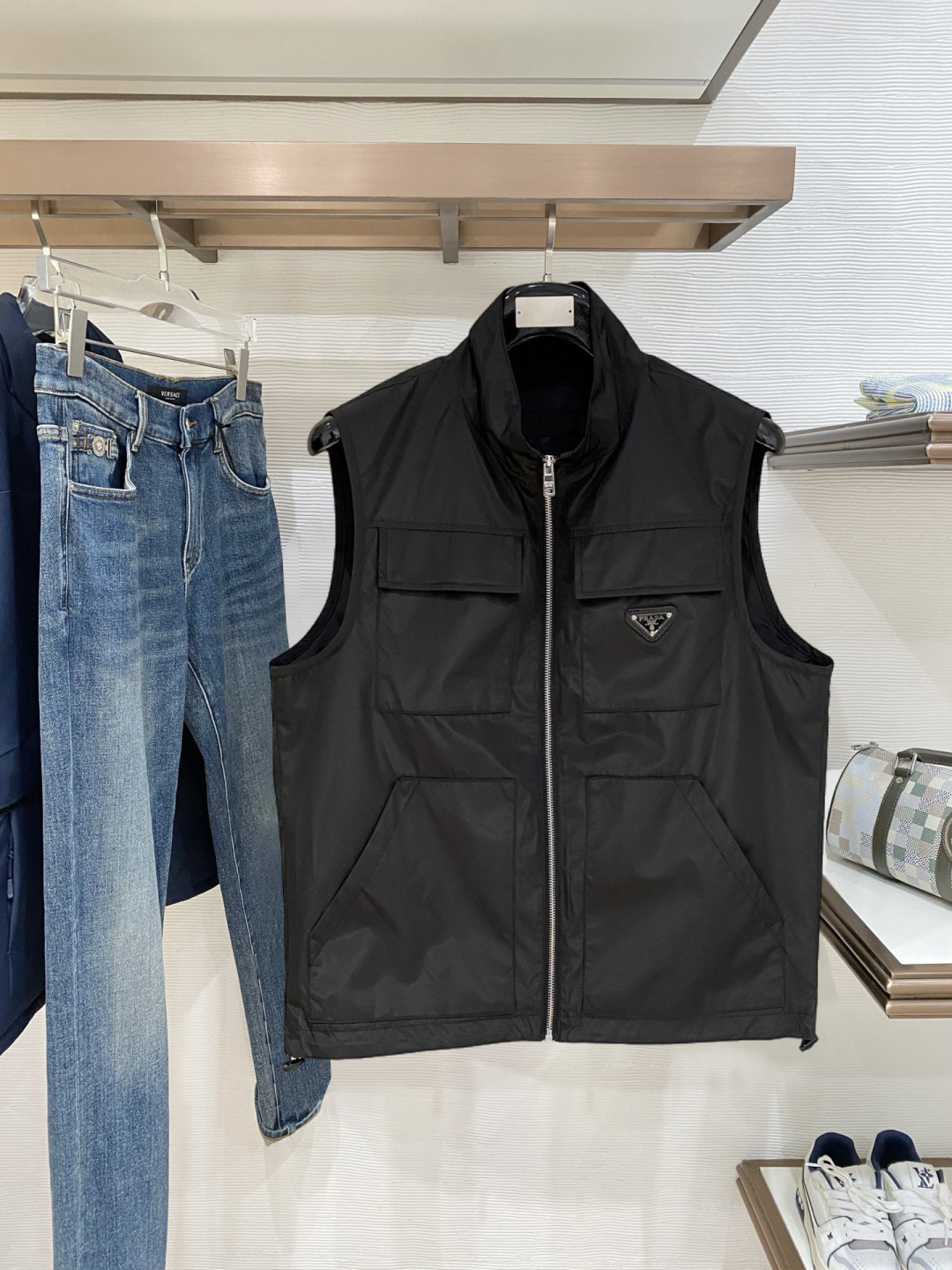 🌾 普拉达 马甲 2025FW秋冬新品 连帽夹克外套，该款夹克外层超柔聚酯纤维防风防水，功能与时尚型兼具