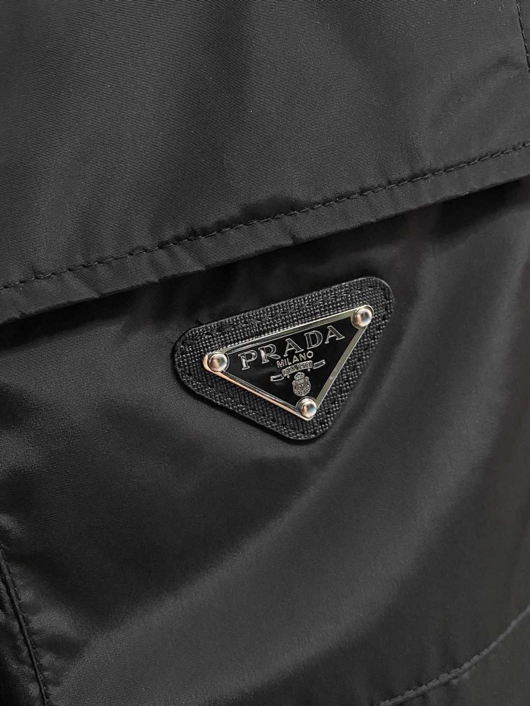 🌾 普拉达 马甲 2025FW秋冬新品 连帽夹克外套，该款夹克外层超柔聚酯纤维防风防水，功能与时尚型兼具