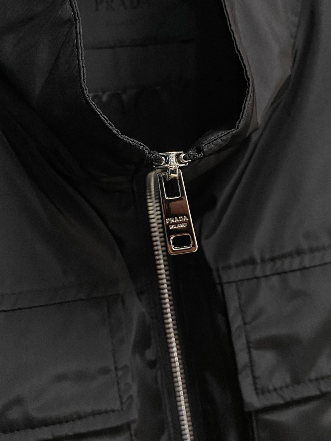 🌾 普拉达 马甲 2025FW秋冬新品 连帽夹克外套，该款夹克外层超柔聚酯纤维防风防水，功能与时尚型兼具